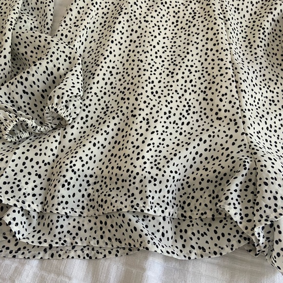 ❌❌SOLD❌❌Black & White Romper - Picture 5 of 7